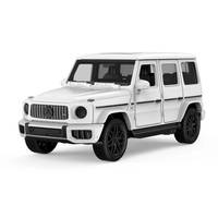 Weißer Luxus-SUV mit kantigem Design und schwarzen Rädern, dargestellt vor einem einfachen weißen Hintergrund.