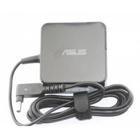 ASUS Laptop-Netzteil mit angeschlossenem Ladekabel und Stecker auf weißem Hintergrund