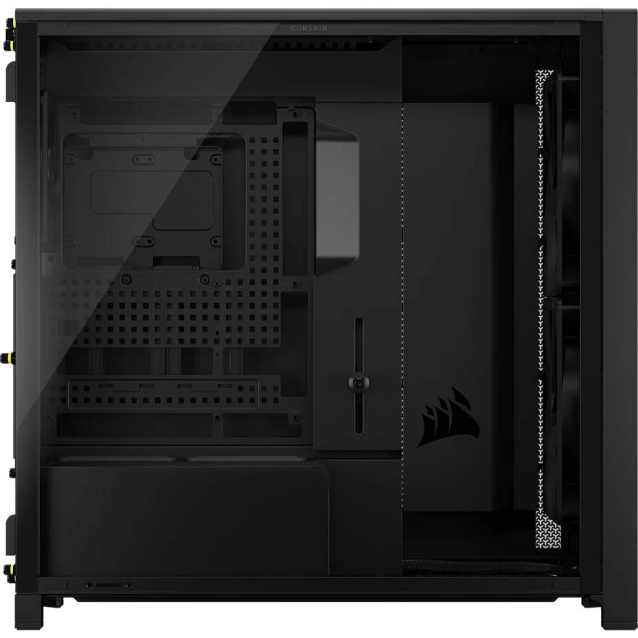 Seitenansicht des Inneren eines schwarzen PC-Gehäuses mit Glaspanel aus gehärtetem Glas, die Motherboard-Ablage, Laufwerkschächte, Kabelkanal und Corsair-Logo zeigt.