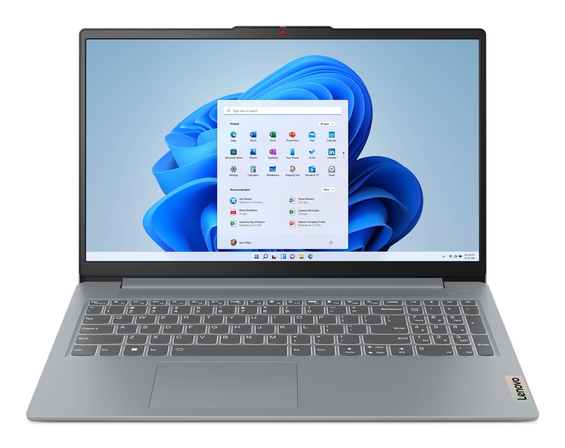 Ein grauer Lenovo-Laptop, geöffnet auf weißem Hintergrund, zeigt den Windows 11-Desktop und das Startmenü auf dem Bildschirm.