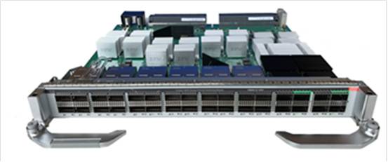 Frontansicht eines in ein Rack eingebauten Computer-Server-Gehäuses mit freiliegenden internen Modulen und Kühlkomponenten.