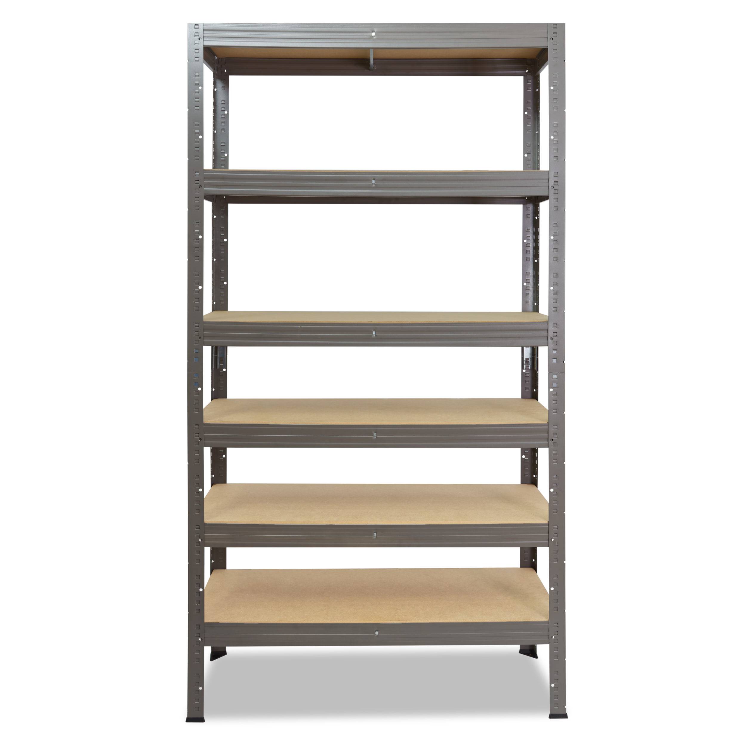Leere Metalllagerschrankeinheit mit sechs verstellbaren beigen Regalen, isoliert auf weißem Hintergrund.
