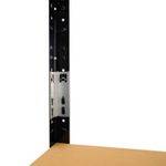 Metallwandhalterung, die über einem beigen Regal oder einer Arbeitsplatte vor weißem Hintergrund montiert ist.