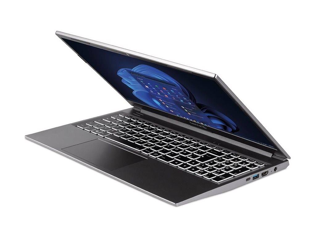 Offener silberner Laptop mit dunklem Bildschirm, auf dem ein blaues abstraktes Design angezeigt wird, fotografiert vor einem einfachen weißen Hintergrund.