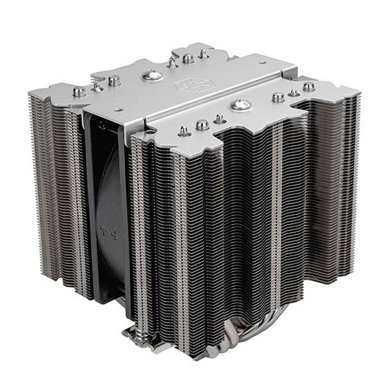 Nahaufnahme eines Computer-CPU-Kühlers mit schwarzem Lüfter und großem silbernen gestapelten Metall-Kühlkörper mit Rippen.
