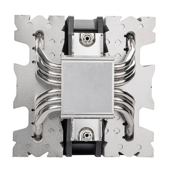 Metall-CPU-Kühler-Kühlkörper mit mehreren gebogenen Wärmerohr und einem zentralen Befestigungsblock, gezeigt auf weißem Hintergrund.