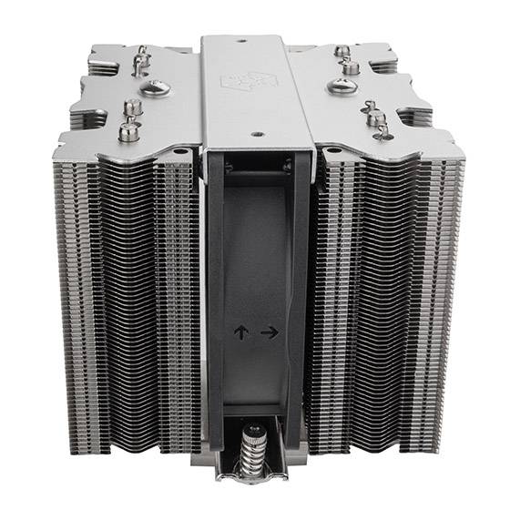 Computer-CPU-Kühlkörper mit dichten Metallkühlrippen und einem zentralen Lüftungskanal, Vorderansicht auf weißem Hintergrund.