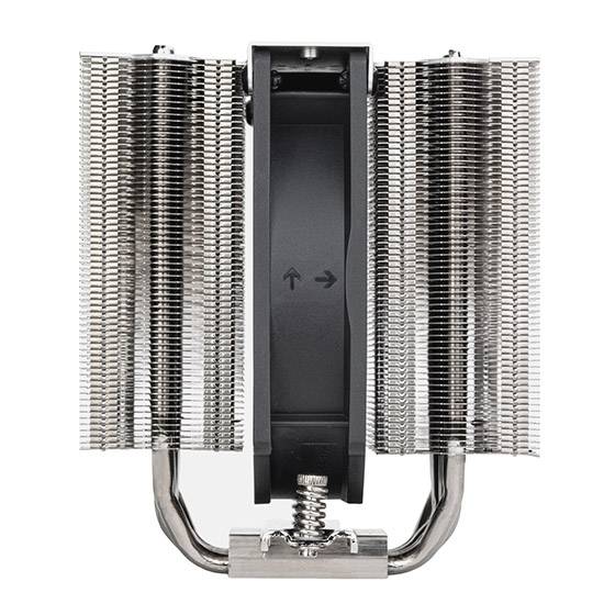Ein Nahaufnahmefoto eines CPU-Kühlkörpers mit gestapelten Metalllamellen, Wärmerohrlinien und einer zentralen schwarzen Befestigungshalterung auf weißem Hintergrund.