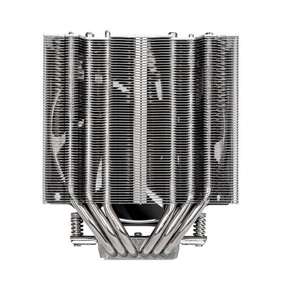 Computer-CPU-Kühlkörper mit gestapelten Metallrippen, Wärmerohrren und Lüftermontage auf weißem Hintergrund.