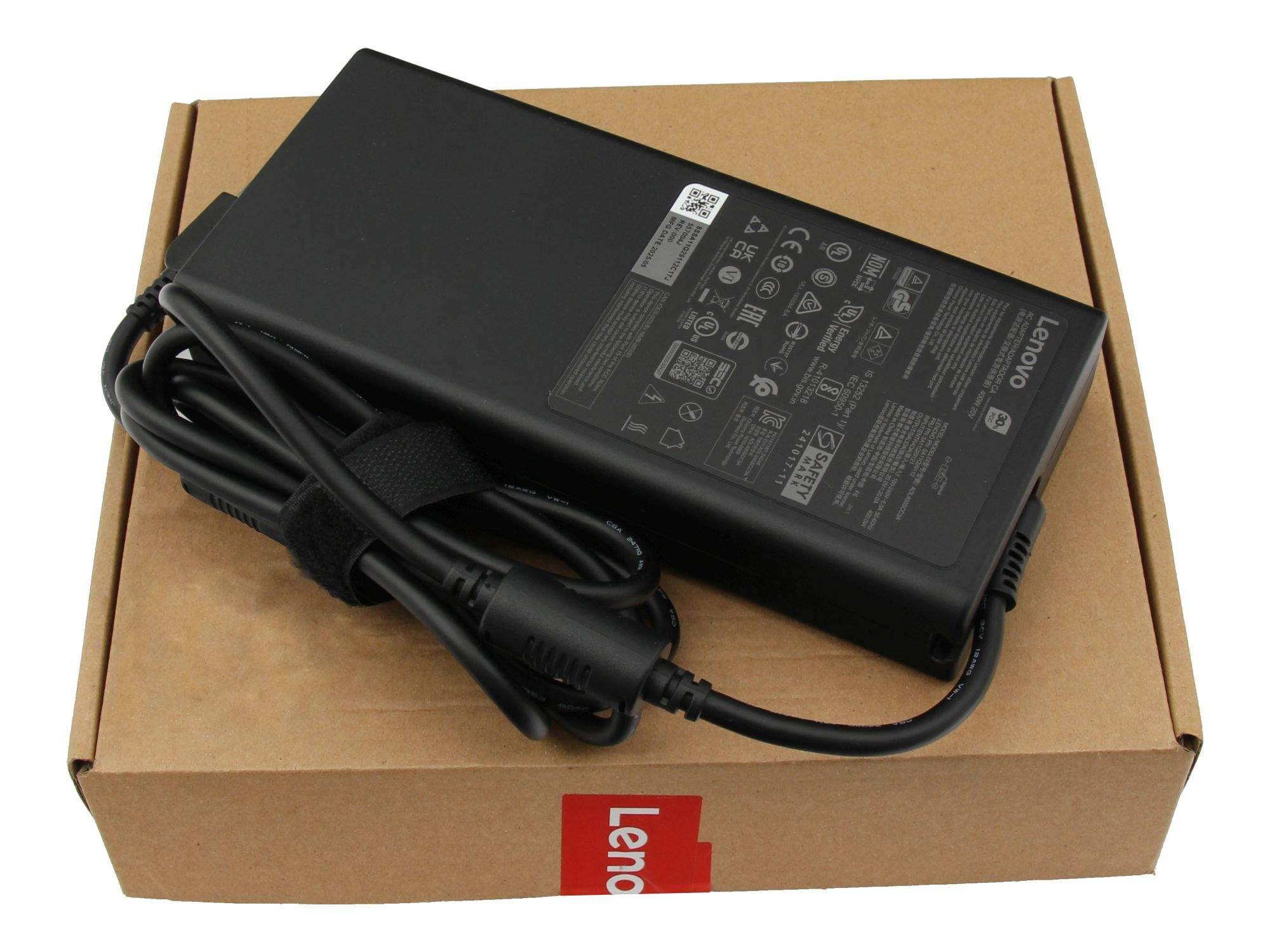 Schwarzer Lenovo-Laptop-Stromadapter mit angeschlossenem Kabel, der auf einem Lenovo-Karton ruht.