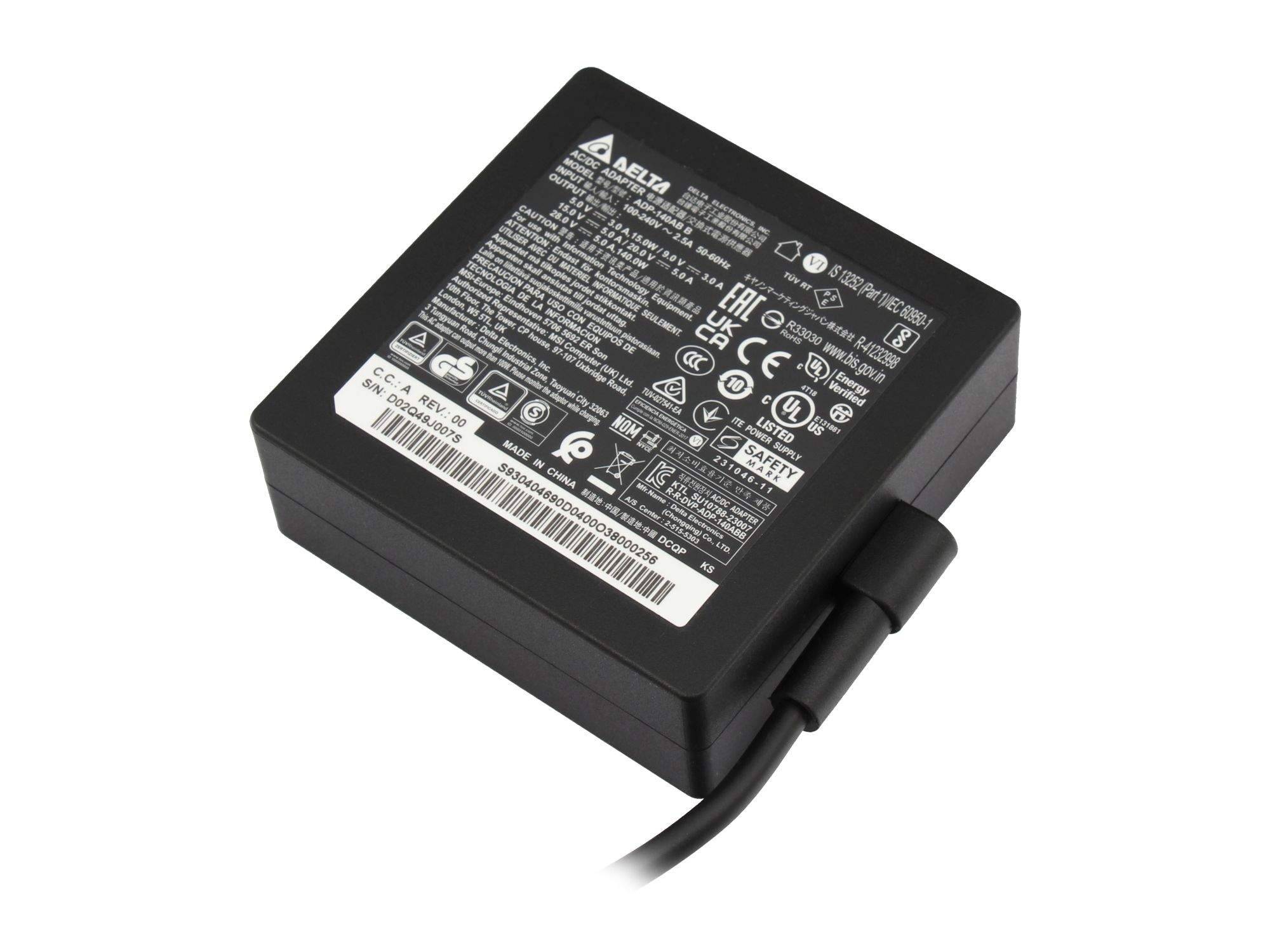Schwarzer Laptop-Netzadapter mit angeschlossenem Kabel und Etikett, dargestellt vor weißem Hintergrund.