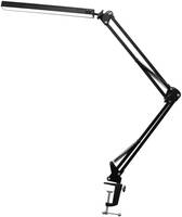 Verstellbare schwarze Schreibtischlampe mit Schwenkarm und Klemmhalterung, in ausgefahrenem Zustand vor weißem Hintergrund dargestellt.