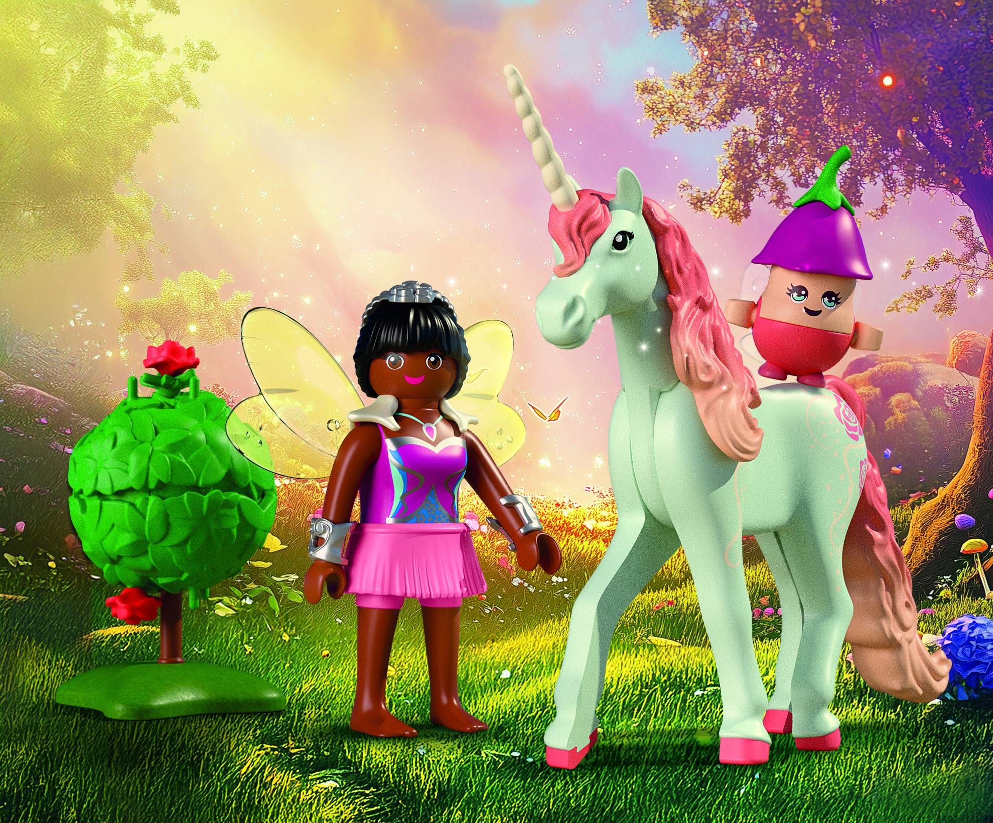 Ein Spielzeugfeenmädchen steht neben einem Einhorn in Pastellfarben mit einem lächelnden, eiförmigen Reiter in einer hellen, magischen Gartenszene.