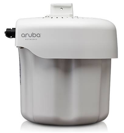 Aruba Networks Outdoor-WLAN-Zugangspunkt mit weißer Schutzabdeckung und Montageklammer auf grauer zylindrischer Basis.