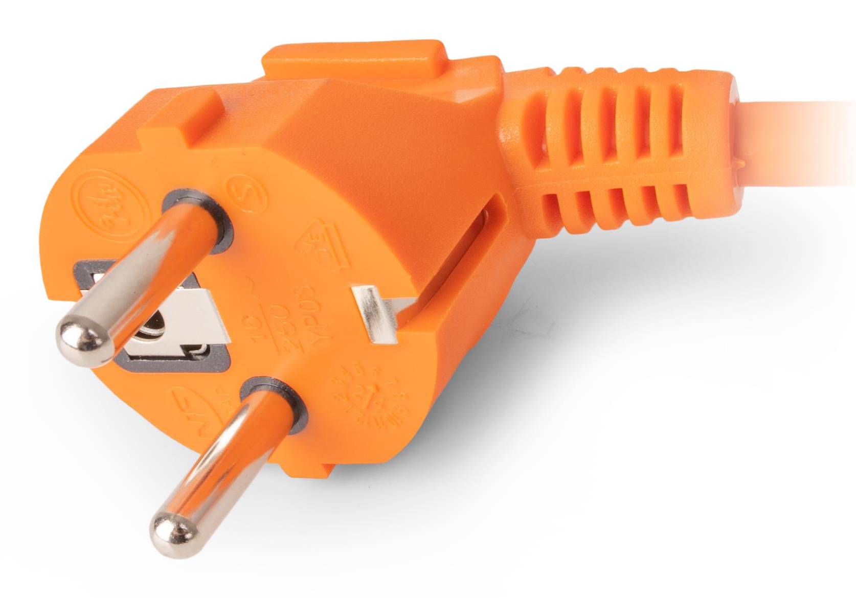 Orangefarbiger zweipoliger Stecker mit angeschlossenem Kabel auf weißem Hintergrund.
