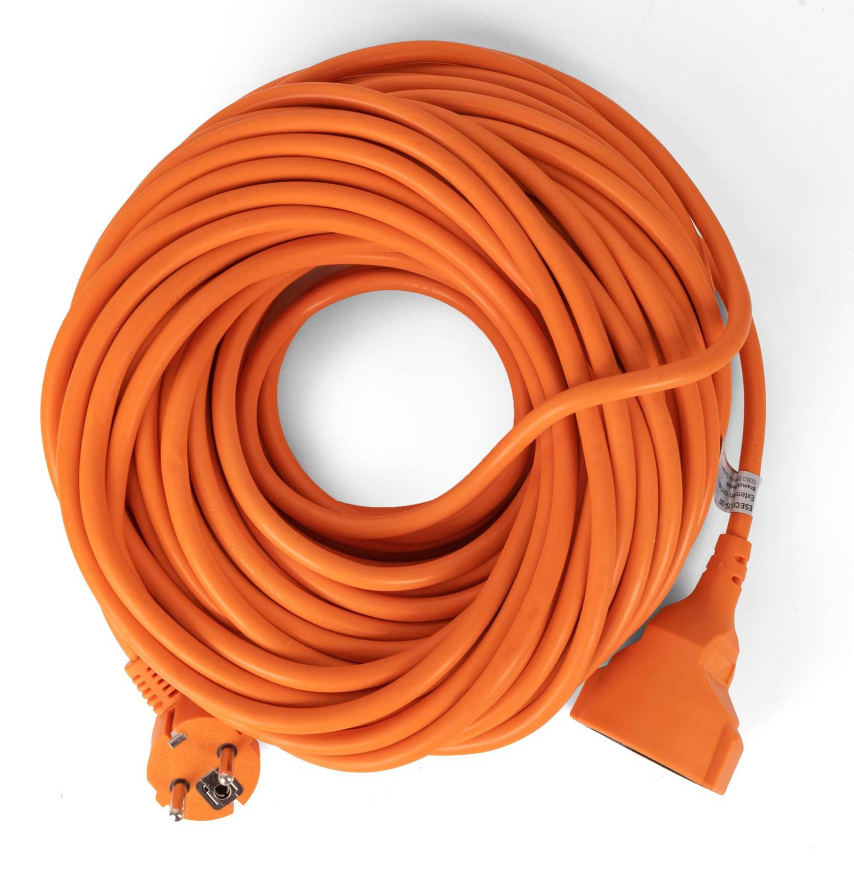 Aufgerolltes oranges Verlängerungskabel mit Stecker- und Buchsenenden auf weißem Hintergrund.