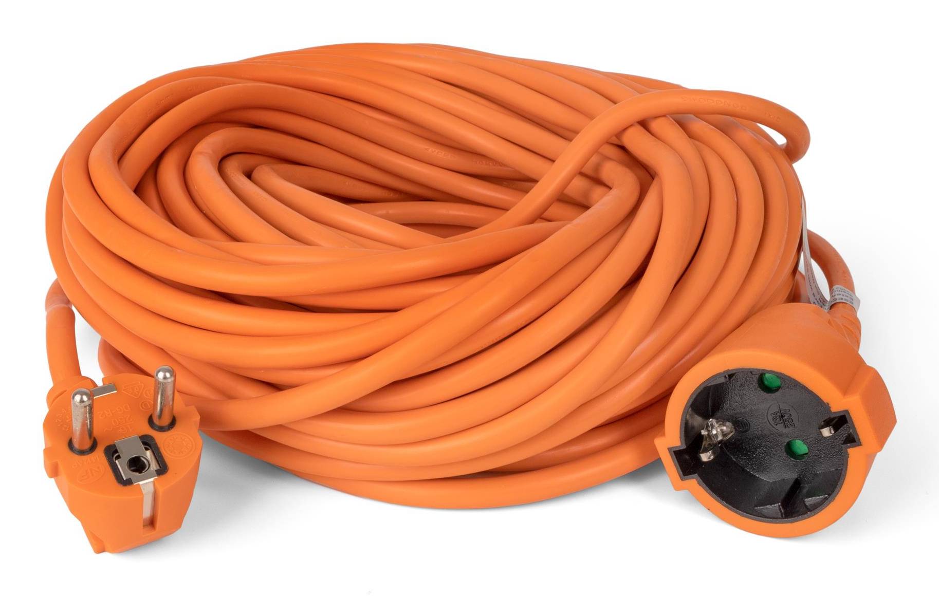 Aufgerolltes orangefarbenes Verlängerungskabel mit geerdetem Stecker und Buchse auf weißem Hintergrund.