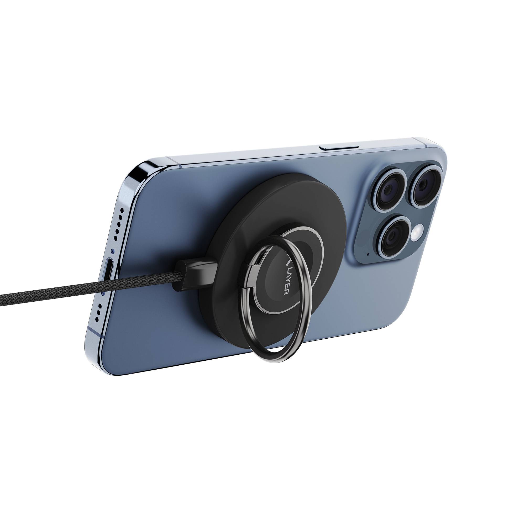 Blaues Smartphone von hinten gezeigt mit einer magnetischen kabellosen Ladepuck, die angebracht ist, und einem Ladekabel, das eingesteckt ist.