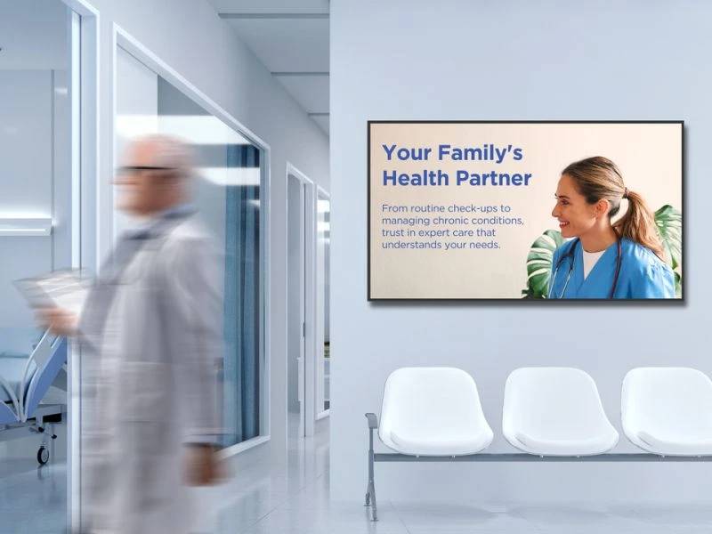 Wartezimmer einer medizinischen Klinik mit einem vorbeigehenden Arzt und einem Wandschild mit der Aufschrift „Gesundheitspartner Ihrer Familie