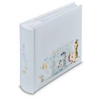 Weißes Fotoalbum oder Scrapbook mit einer Pastelltier-Illustration auf dem Umschlag, geschlossen auf weißem Hintergrund dargestellt.