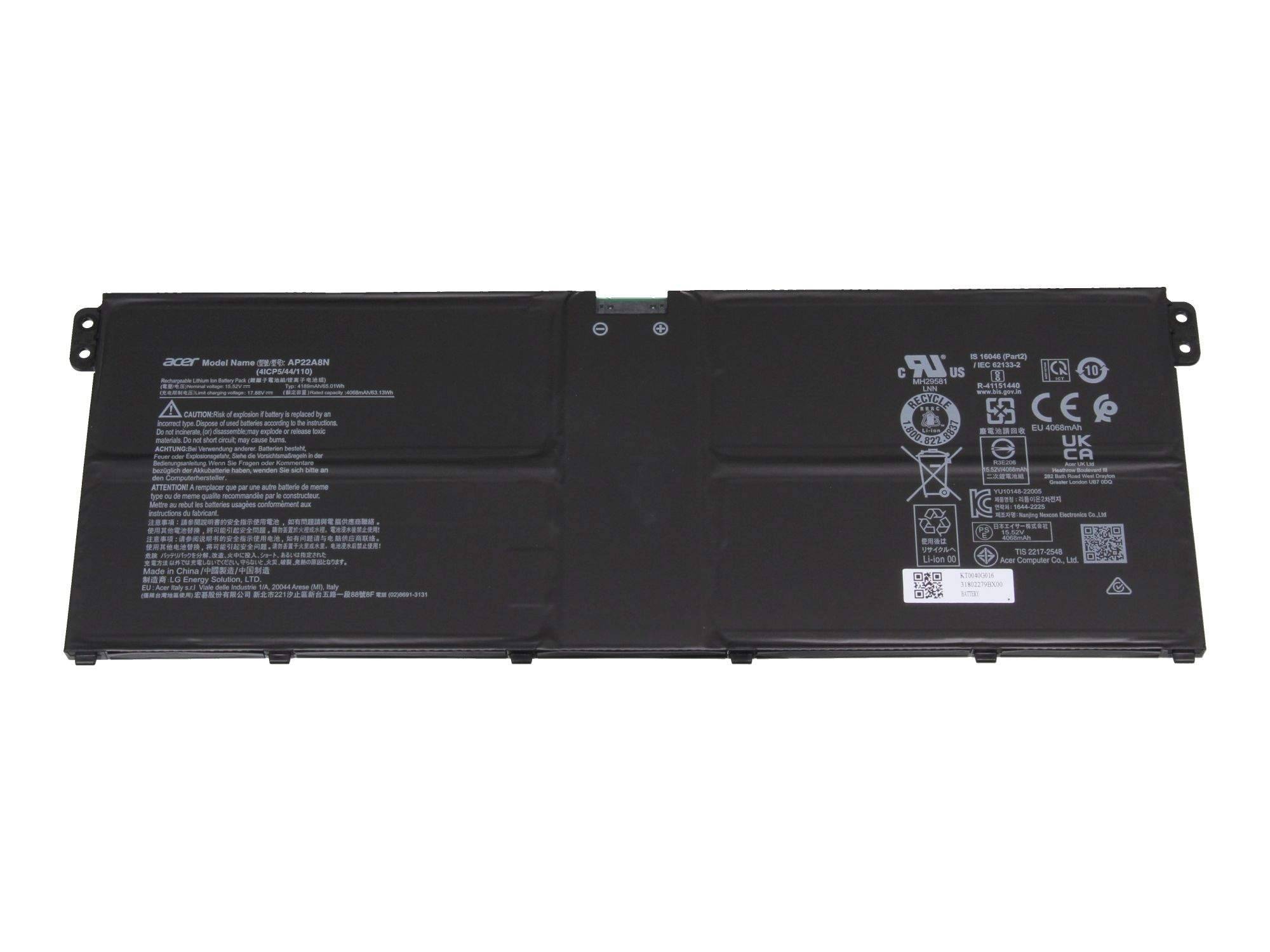 Schwarzes Laptop-Akkupack mit Produktetiketten und Sicherheitszertifizierungszeichen auf weißem Hintergrund.