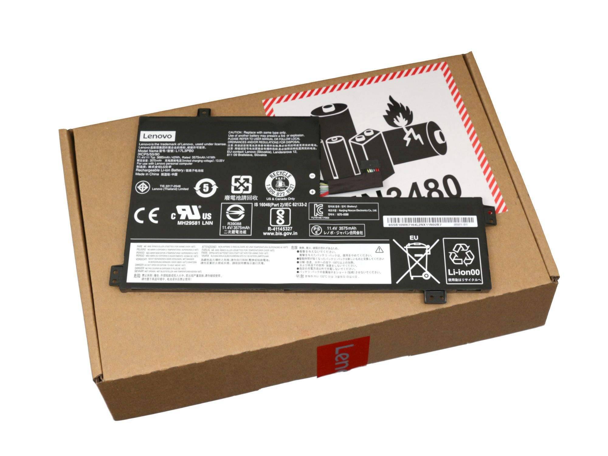 Lenovo-Laptop-Akku in einer Kartonversandbox, mit sichtbaren Gefahren- und Recycling-Symbolen auf dem Etikett.