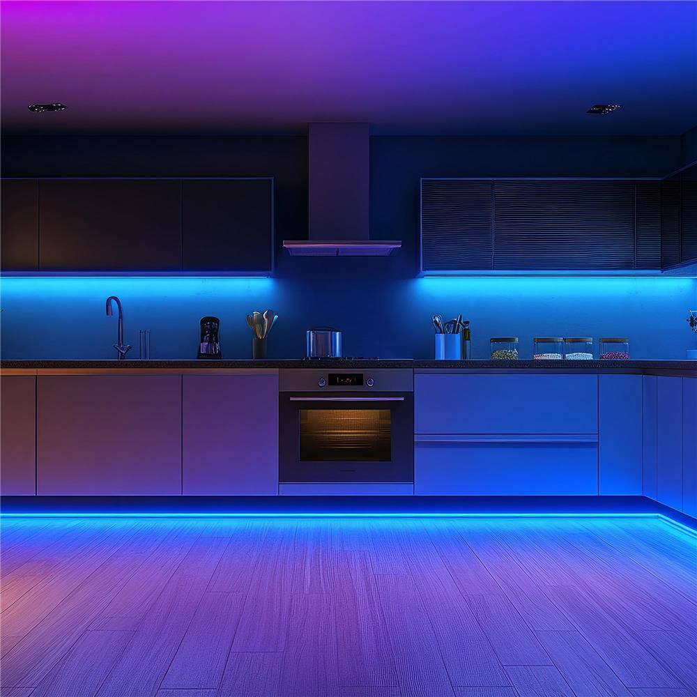 Moderne minimalistische Küche mit blauer und violetter LED-Unter-Schrank- und Bodenbeleuchtung, ausgestattet mit eingebautem Backofen und eleganten dunklen Schränken.