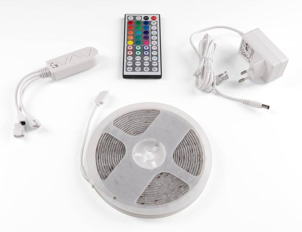 LED-Streiflicht-Set mit Spule, Fernbedienung, Regler und Netzteil auf weißem Hintergrund