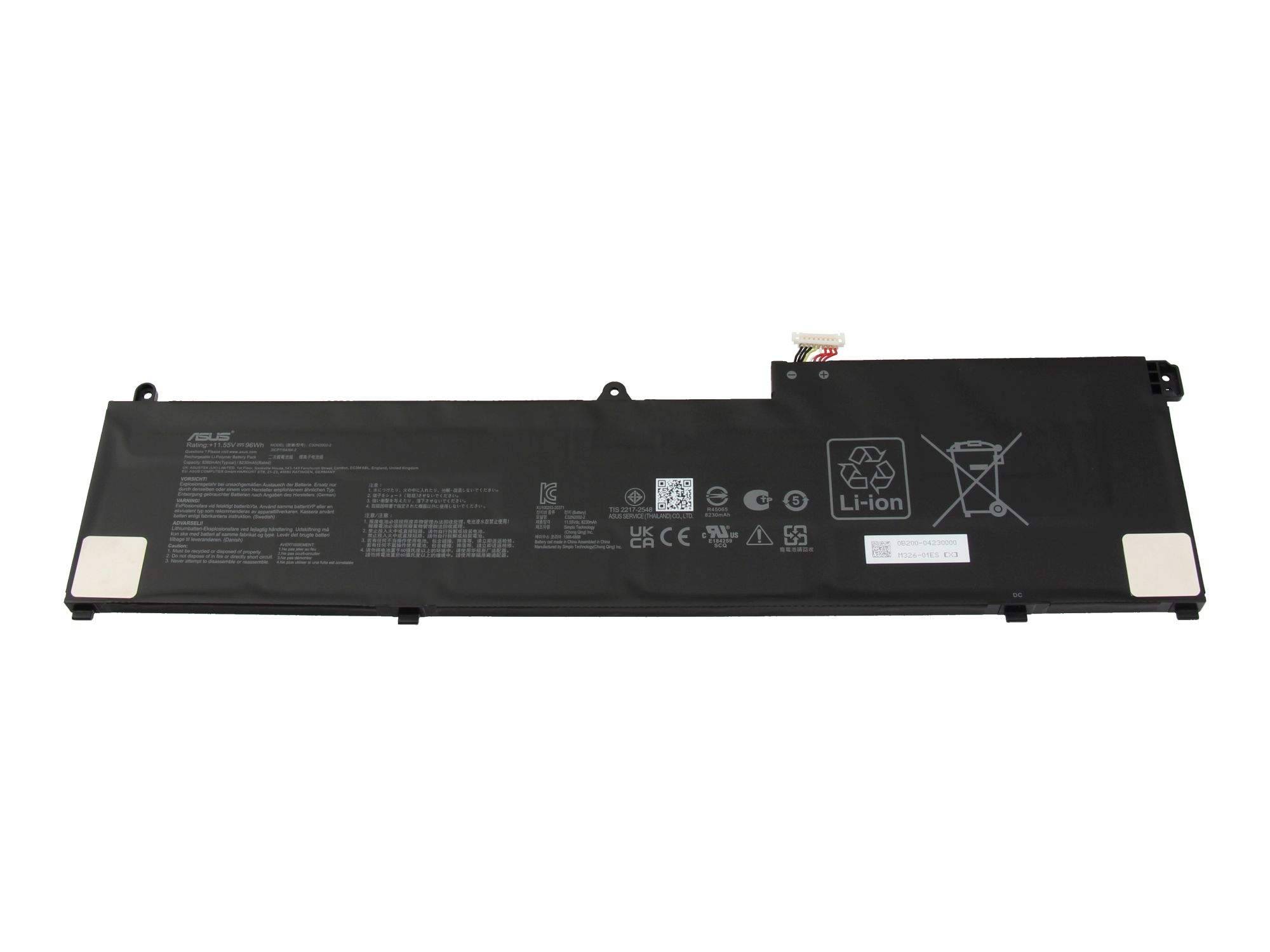 Schwarzes Laptop-Akku-Set mit Stecker, isoliert auf weißem Hintergrund dargestellt.