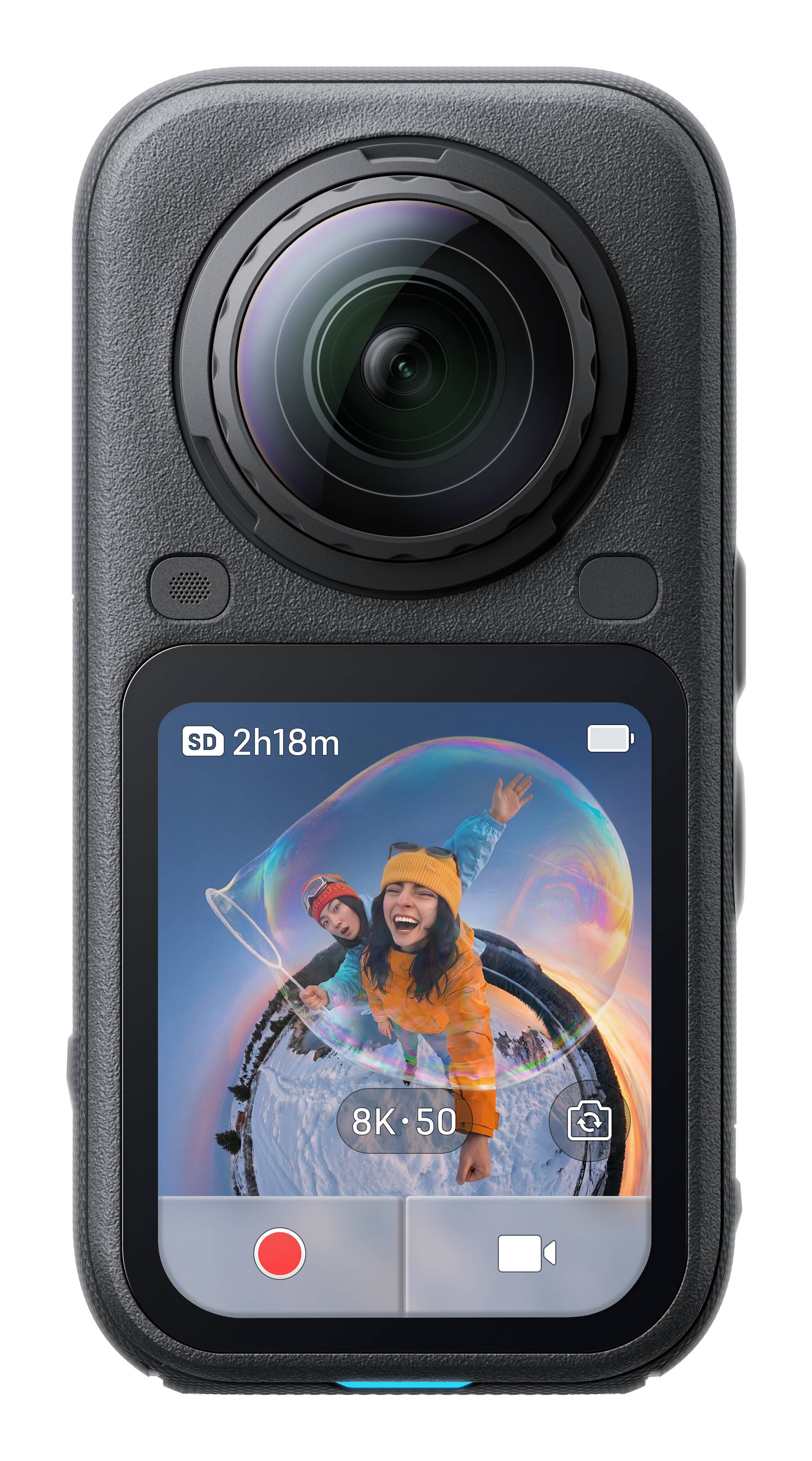Vorderansicht einer kompakten 360-Grad-Actionkamera mit großem Objektiv und Touchscreen, auf dem ein Radfahrer und Skifahrer zu sehen sind, 8K 50 fps Aufnahmeanzeige.