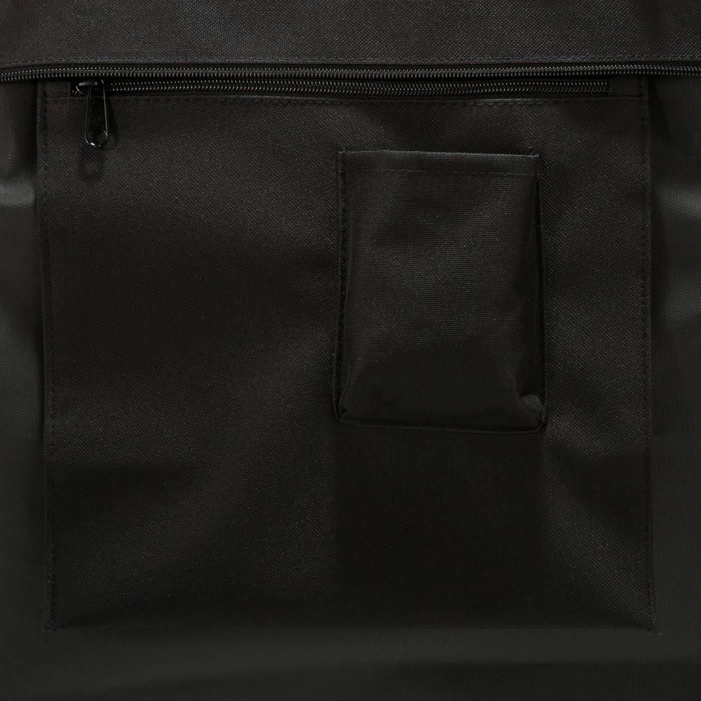 Schwarze Stoff-Tasche oder Organizer mit oberseitigem Reißverschluss und kleinerer Vordertasche, in Nahaufnahme gezeigt.