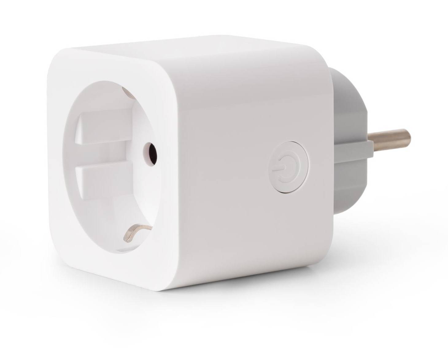 Weißer Steckeradapter mit Schuko-Steckdose und rundem Netzschalter auf weißem Hintergrund.