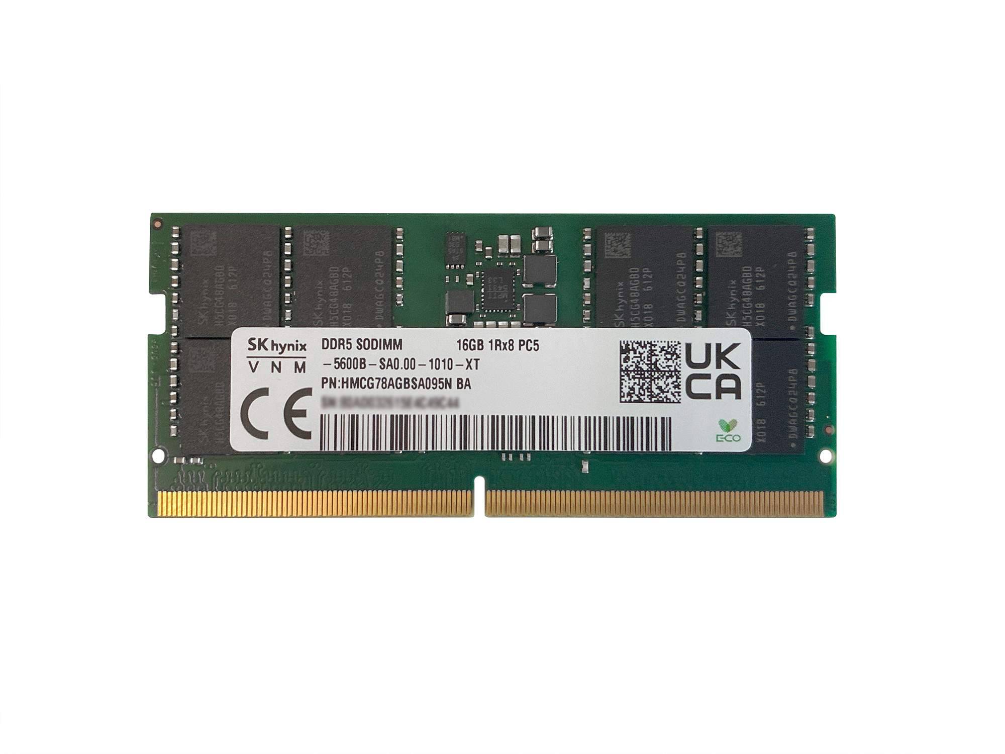 Ein Laptop-Speichermodul, ein SK hynix 16GB DDR5 SO-DIMM RAM-Riegel mit Etikett und vergoldeten Steckerkontakten auf weißem Hintergrund.
