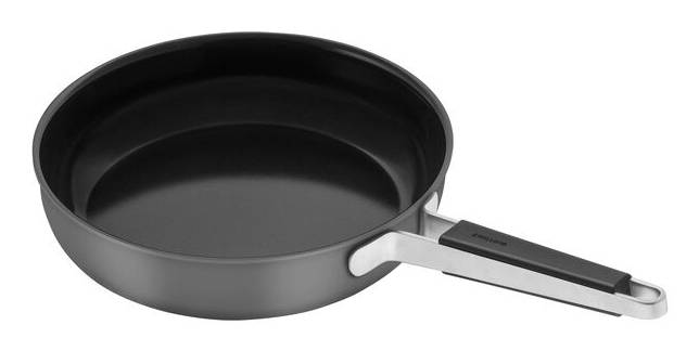 Schwarze Antihaft-Bratpfanne mit abnehmbarem silbernem Griff auf weißem Hintergrund.