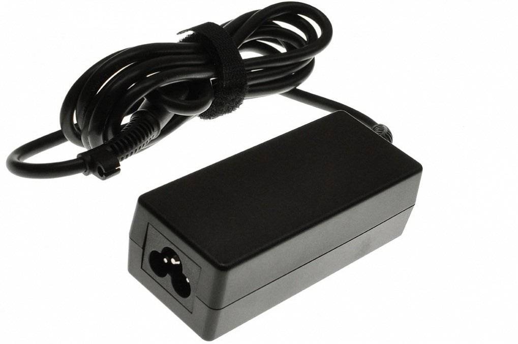Schwarzer AC-Stromadapter mit angebrachtem Kabel und Stecker auf weißem Hintergrund.