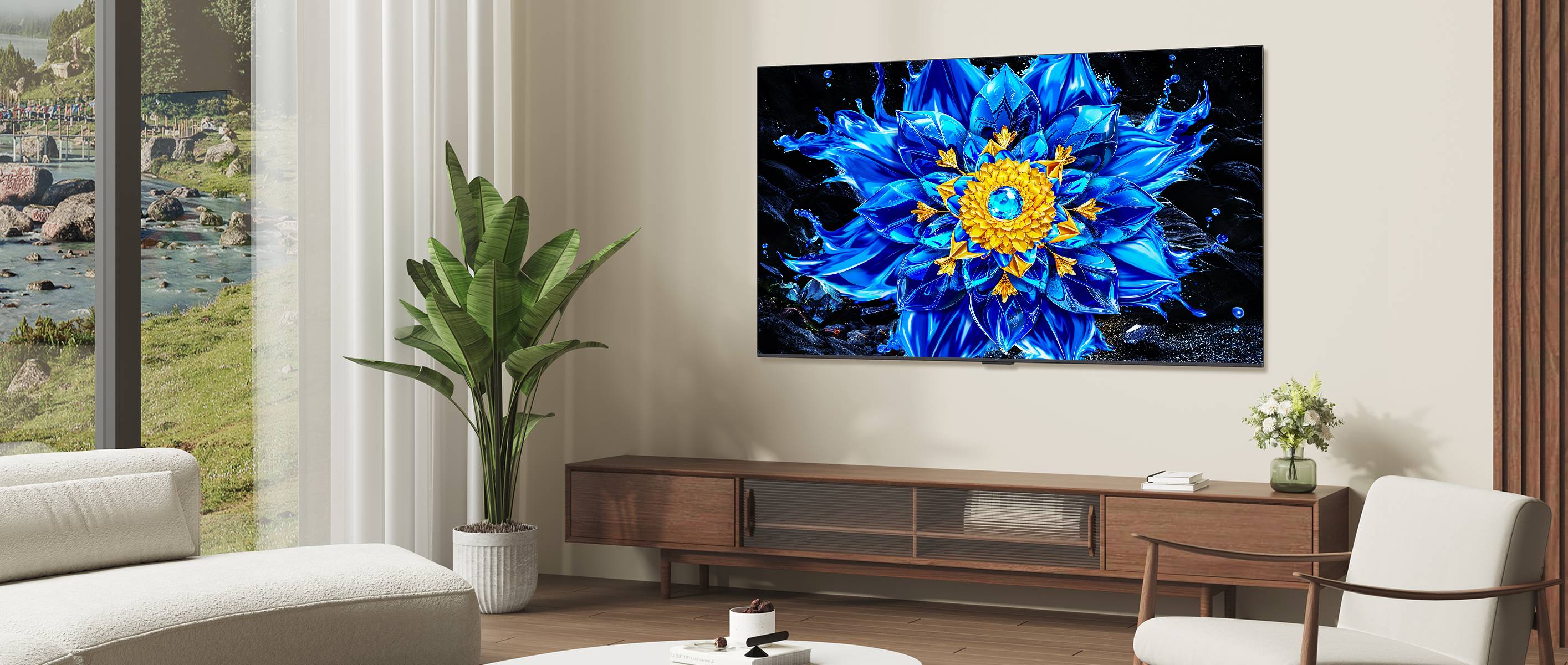 Modernes Wohnzimmer mit einem an der Wand montierten Fernseher, der ein lebendiges Bild einer blauen Blume über einer hölzernen Medienkonsole anzeigt, Sofa, Sessel und einer Topfpflanze.