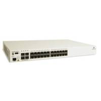 Vorderansicht eines weißen Netzwerk-Switches mit mehreren Ethernet-Anschlüssen und Statusleuchten vor einem einfachen Hintergrund.