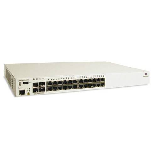 Vorderansicht eines in ein Rack eingebauten Netzwerk-Switches mit vielen Ethernet-Anschlüssen und Statusleuchten auf weißem Hintergrund.
