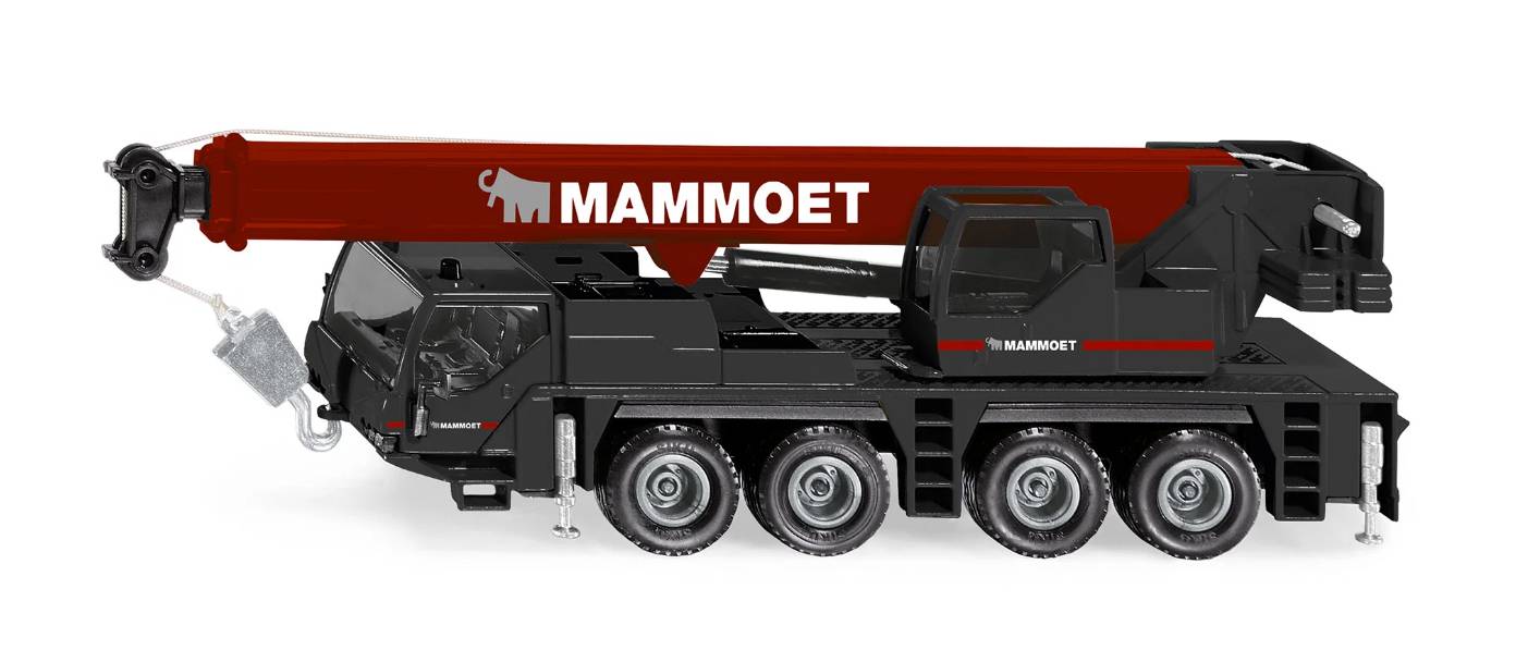 Seitenansicht eines mobilen Mammoet-Kranwagens mit rotem Ausleger und schwarzer Kabine auf weißem Hintergrund.