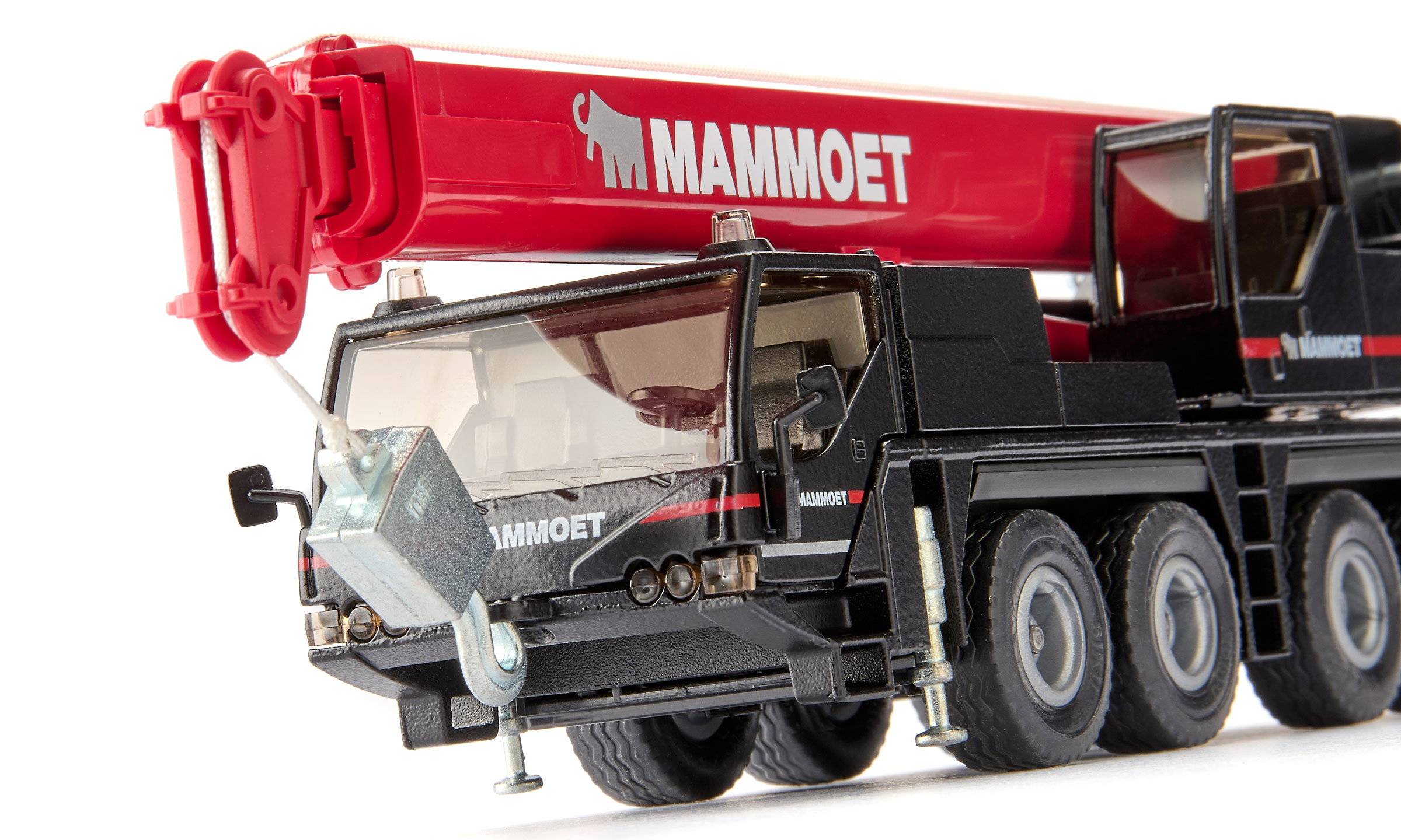 Roter und schwarzer MAMMOET Mobilkran-Lastwagen mit verlängertem Ausleger und Haken auf weißem Hintergrund.