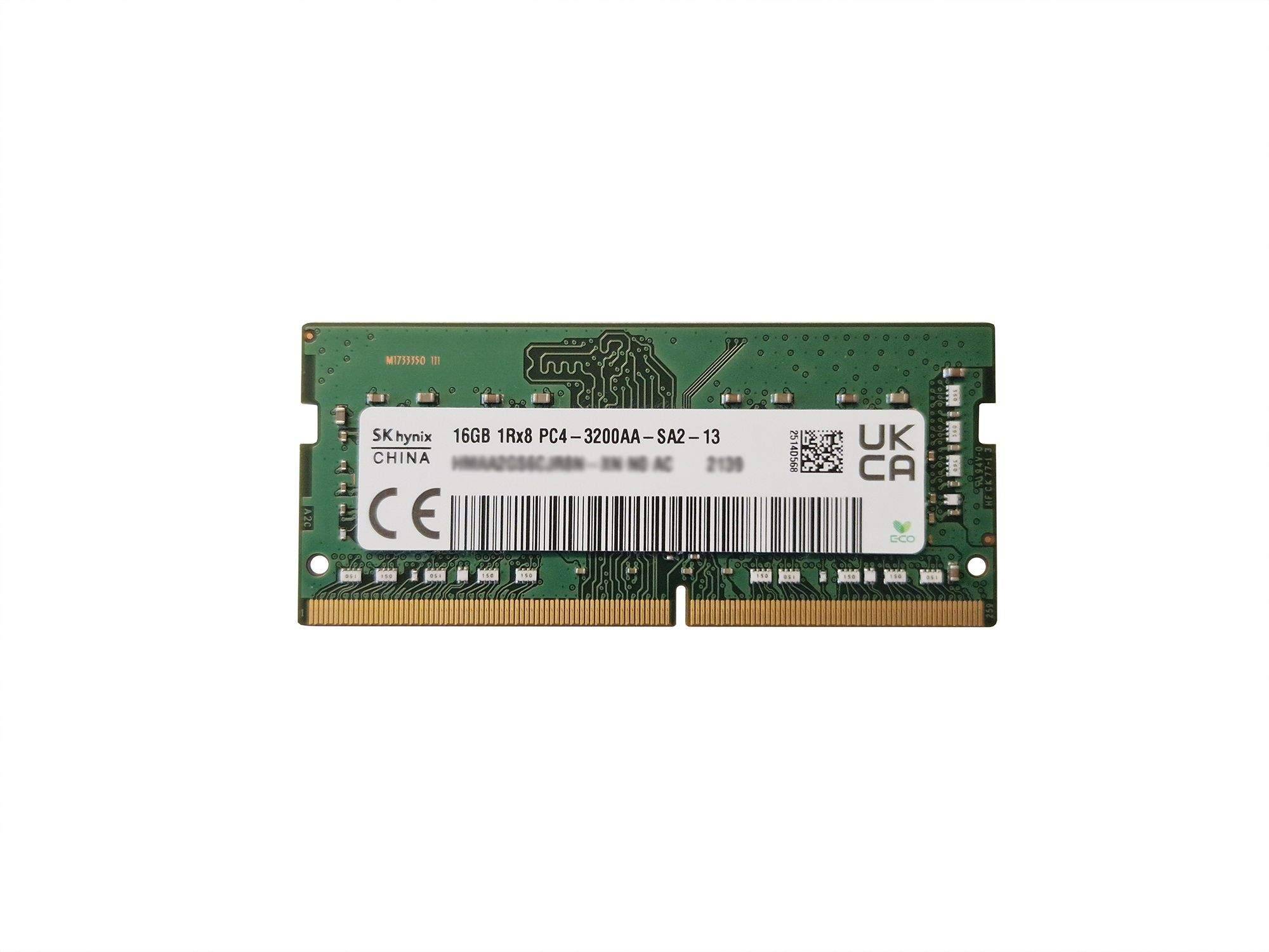 Ein grünes SK Hynix 16GB Laptop-RAM-Modul mit weißem Etikett und goldfarbenen Steckerkontakten auf weißem Hintergrund.