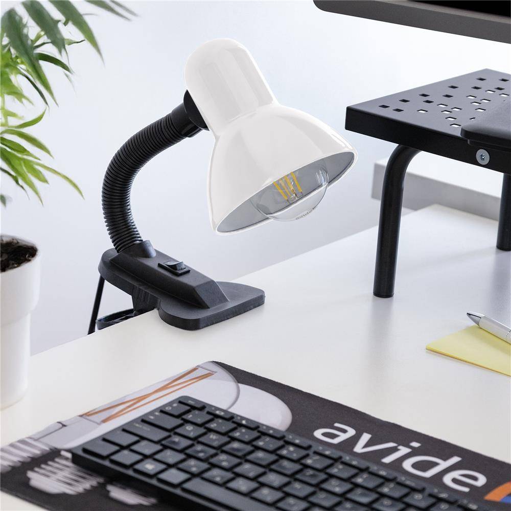 Schreibtisch-Arbeitsplatz mit einer weißen verstellbaren Lampe, Tastatur, Monitorständer und Notizbuch auf einem weißen Schreibtisch.
