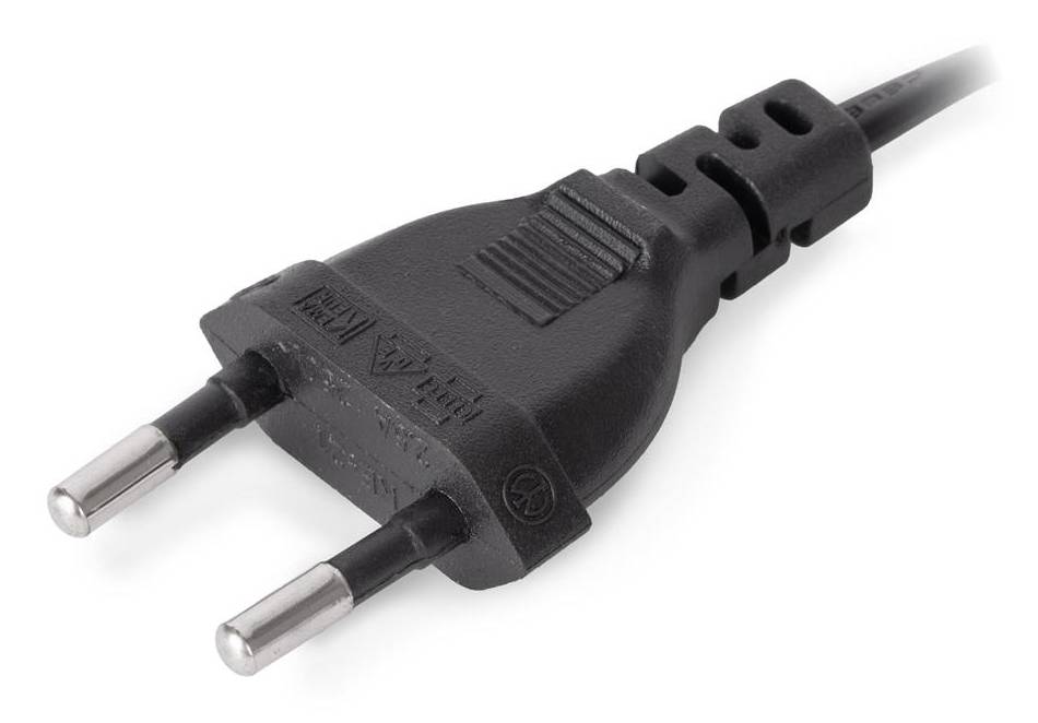 Schwarzer zweipoliger Stromstecker mit angekoppeltem Stromkabel auf weißem Hintergrund.
