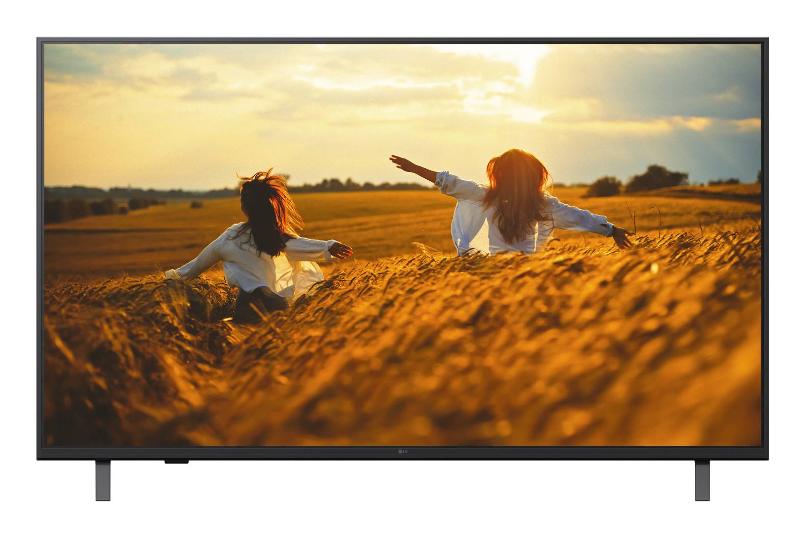 Zwei Kinder laufen bei Sonnenuntergang mit ausgestreckten Armen durch ein goldenes Weizenfeld, auf einem Flachbildfernseher zu sehen.