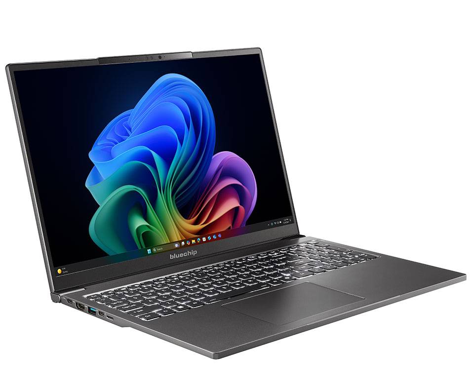 Ein dunkelgraues Bluechip-Laptop, das leicht angewinkelt offen dargestellt ist und ein buntes abstraktes Blumenmuster auf dem Bildschirm anzeigt.