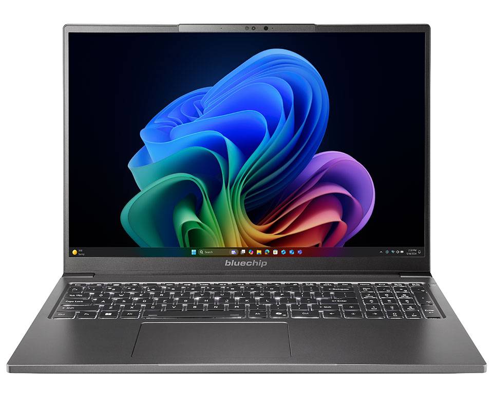 Offener Laptop-Computer mit farbenfrohem abstraktem Hintergrundbild auf dem Bildschirm, von vorne gezeigt vor weißem Hintergrund.