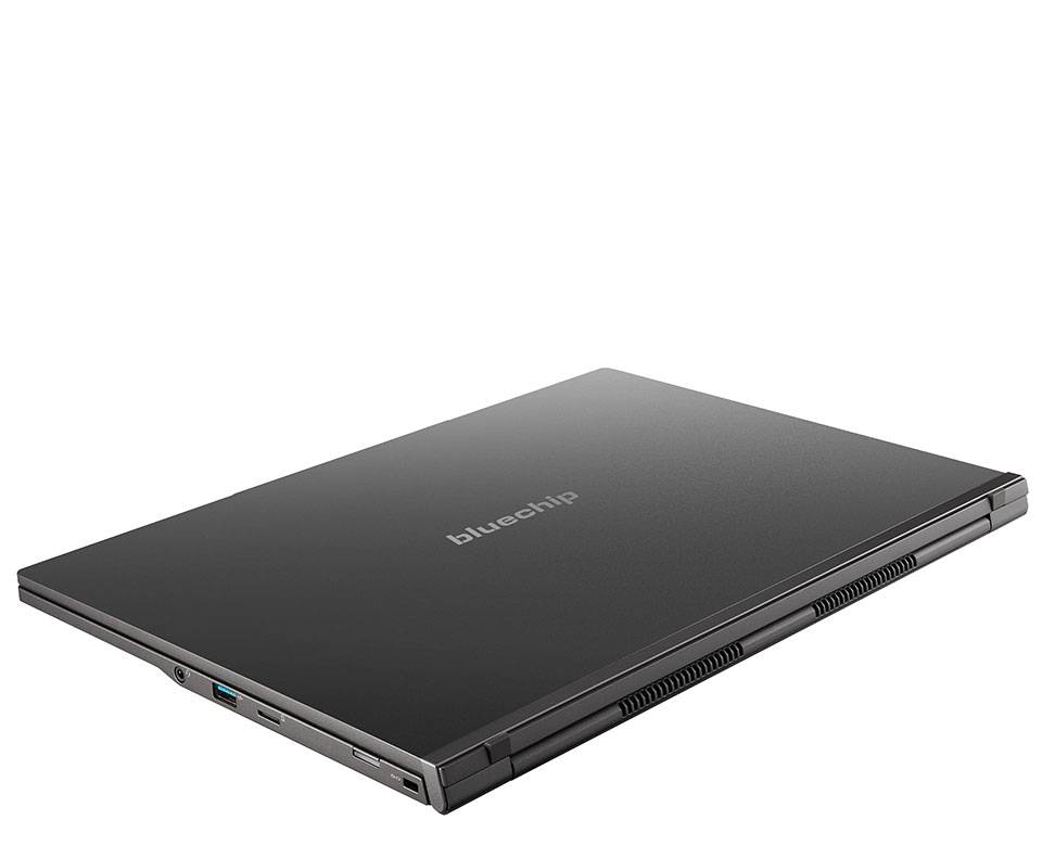 Geschlossener schwarzer Blu-Chip-Laptop in Perspektive auf weißem Hintergrund dargestellt.