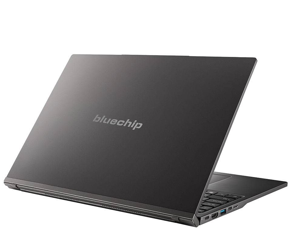 Geschlossener schwarzer Laptop mit „bluechip