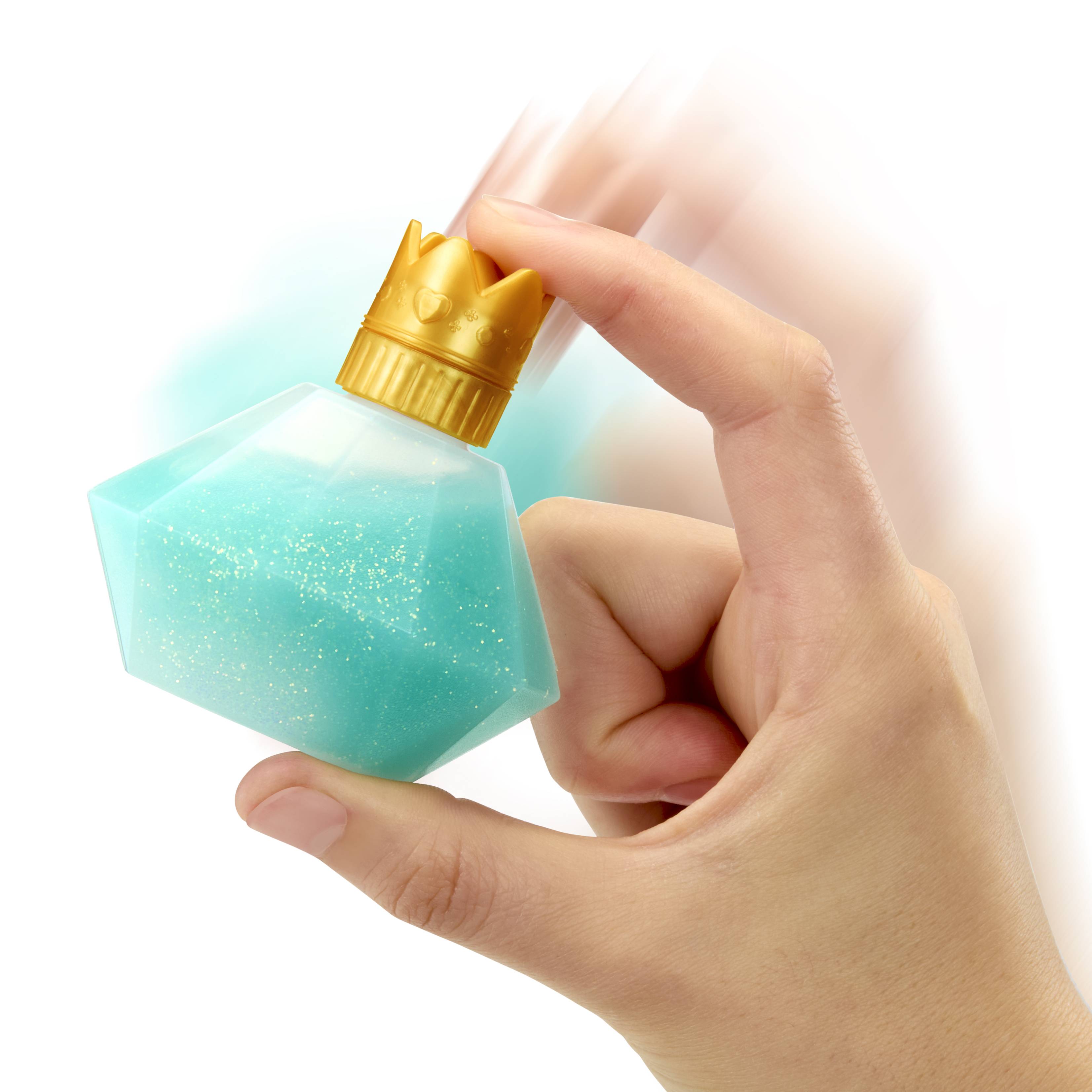Eine Hand hält eine türkisfarbene geometrische Parfümflasche mit einer goldenen, kronenförmigen Kappe vor einem weißen Hintergrund.