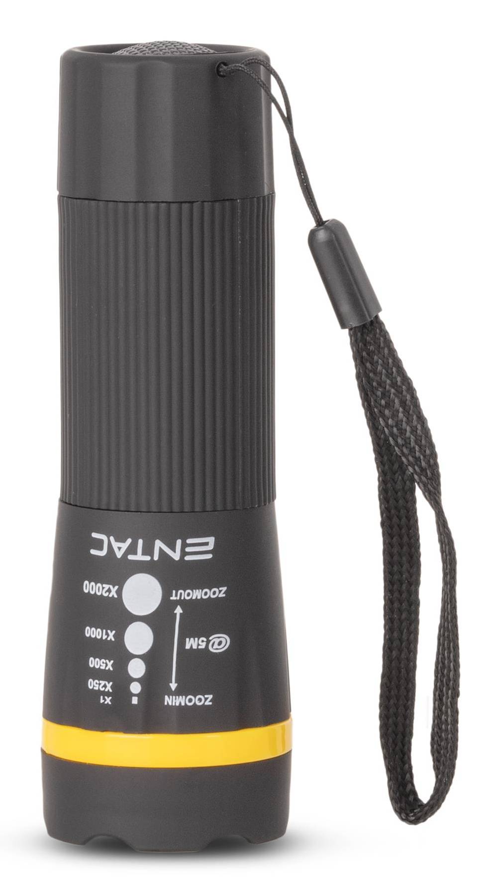 Schwarze aufladbare Taschenlampe mit Handgelenkschlaufe, gelbem Ring und aufgedruckten Lichtweiteneinstellungen am Gehäuse.